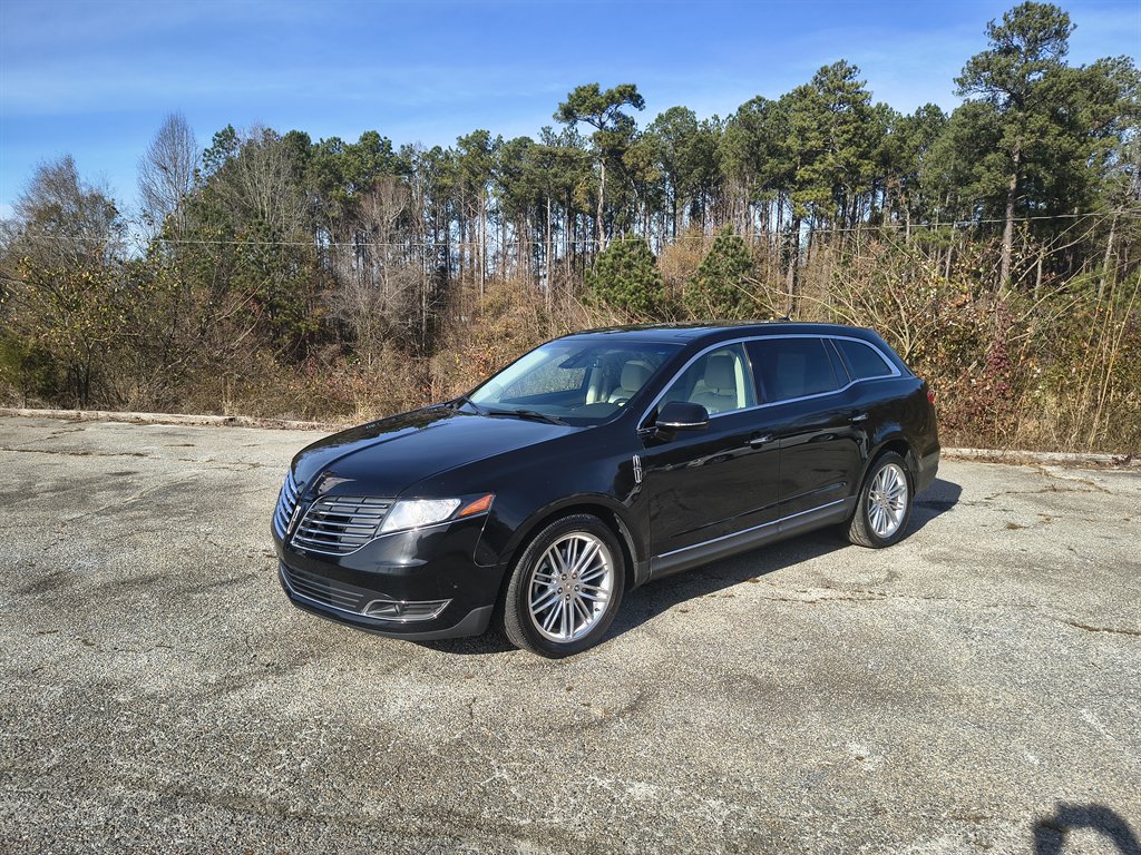 2019 Lincoln MKT Base's photo